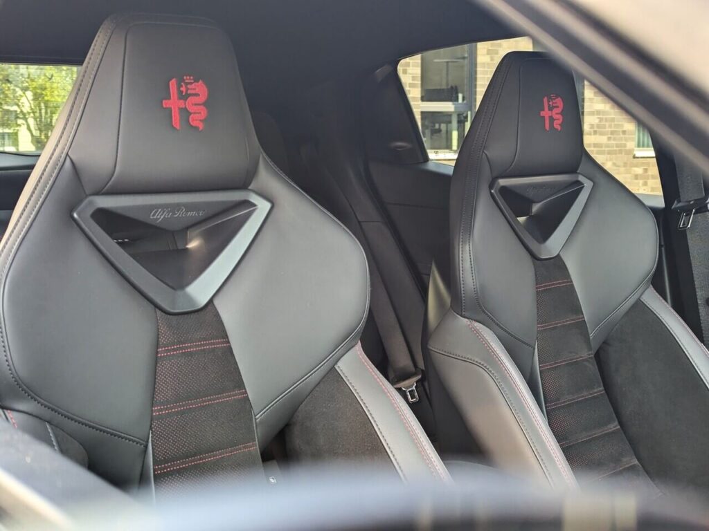 Sport-Paket mit Sabelt-Sportsitzen (Alcantara-Kunstleder-Polster) beim Alfa Romeo Junior Veloce