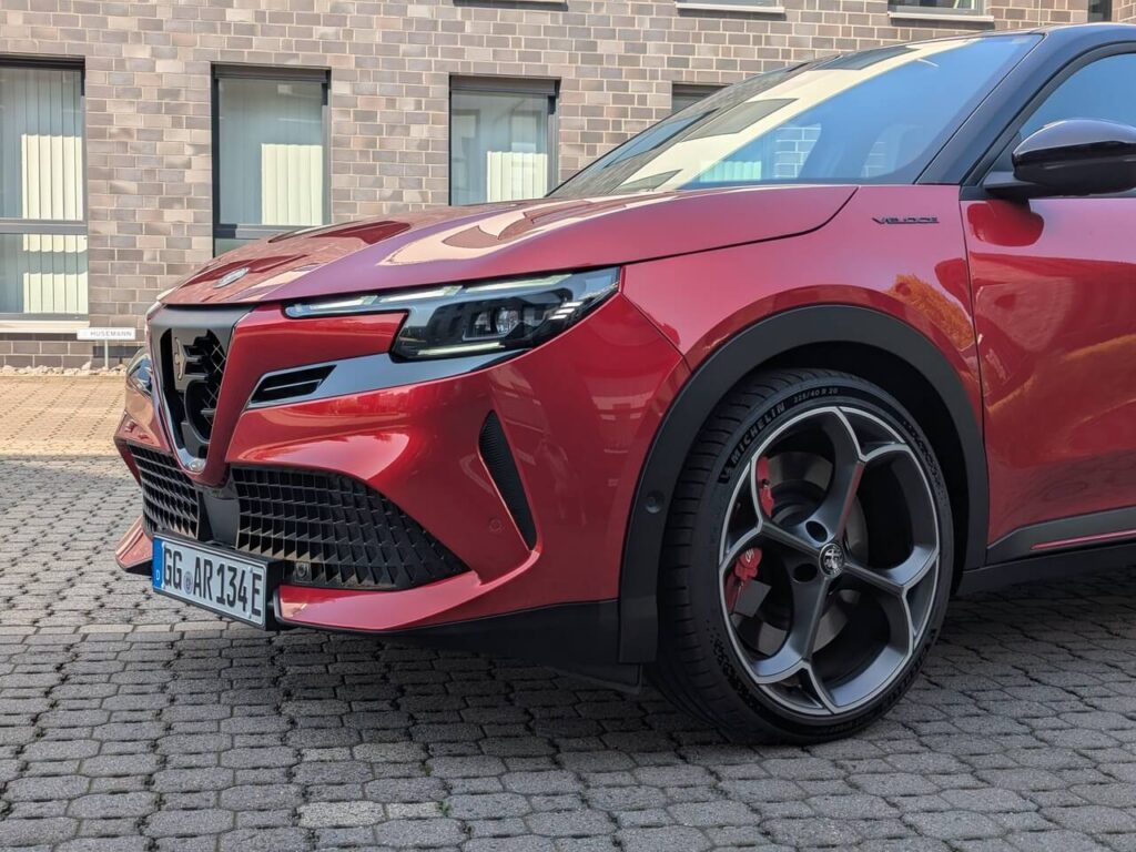 Matrix-LED-Scheinwerfer (Bestandteil des Technologie-Paket) und 20 Zoll große Aluräder beim Junior Veloce.