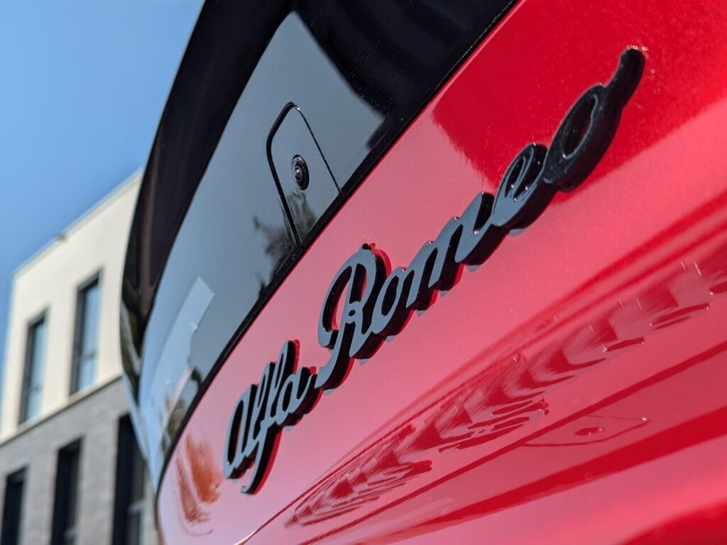 Klassischer Schriftzug "Alfa Romeo" auf dem Heckdeckel des Junior.