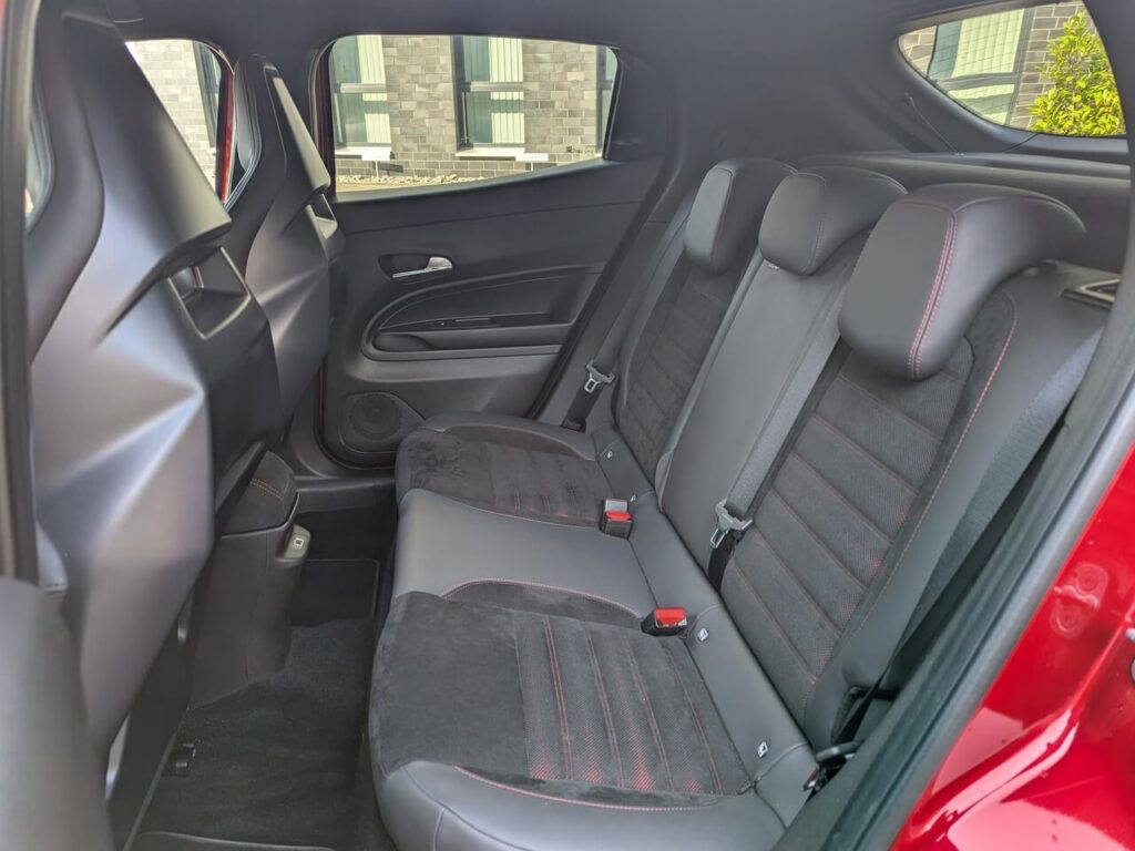 Platz für bis zu 3 Personen auf der Rücksitzbank im Alfa Romeo Junior. Auf den äußeren beiden Plätzen können Kindersitze über das Isofix-Haltesystem befestigt werden.