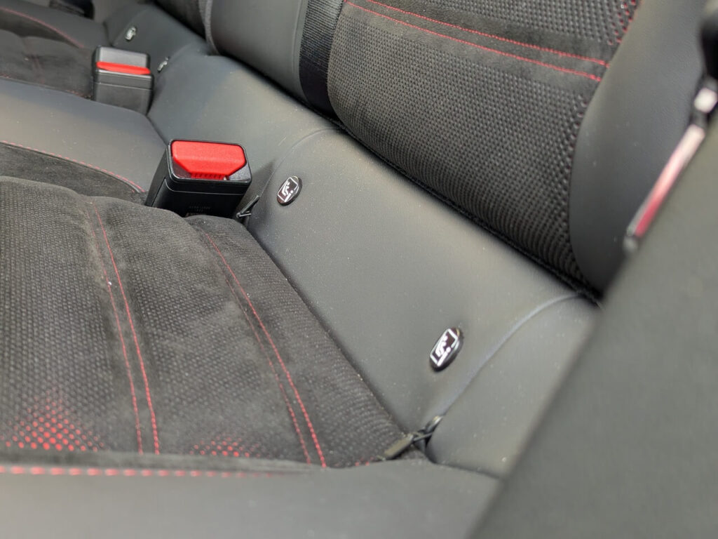 Der Alfa Romeo Junior verfügt über Halterungen für 2 Kindersitze. Das Isofix-Haltesystem mit Top-Tether ist über Polsterklappen mit Reisverschluss an den Rücksitzen erreichbar.