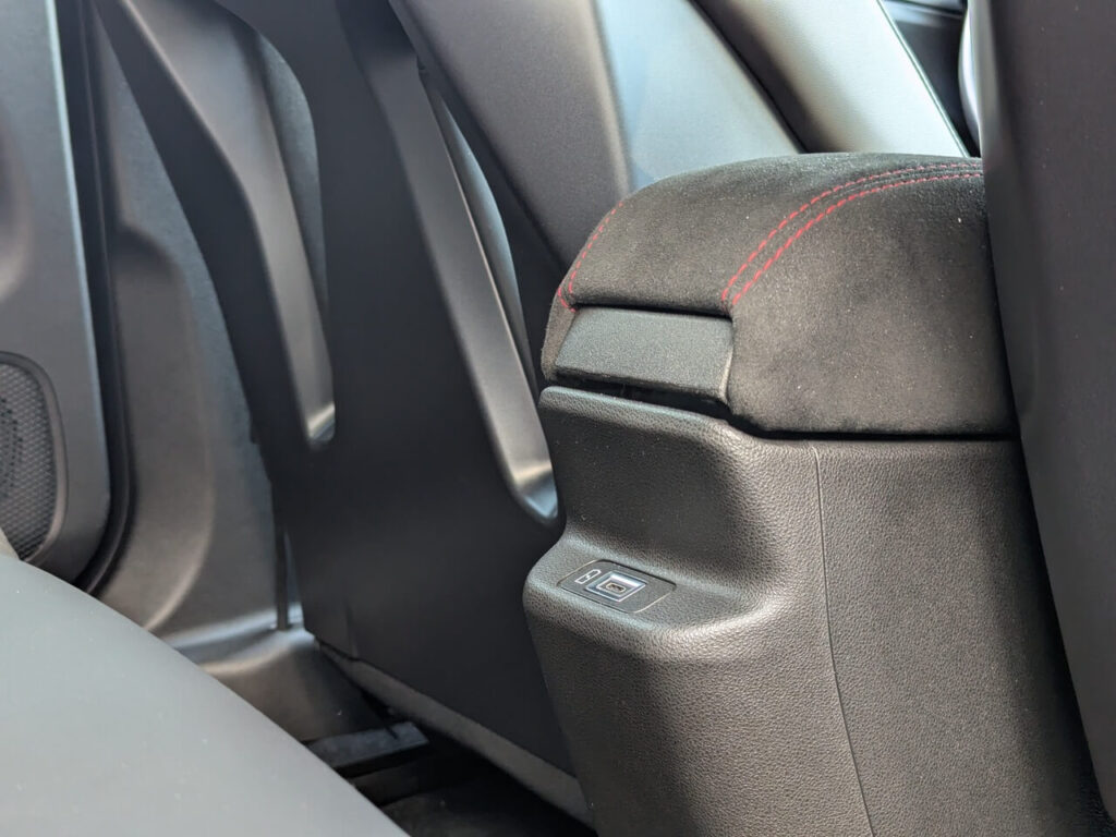 USB-C-Anschluss: Eine Lademöglichkeit für die hinteren Sitze befindet sich an der Mittelkonsole.
