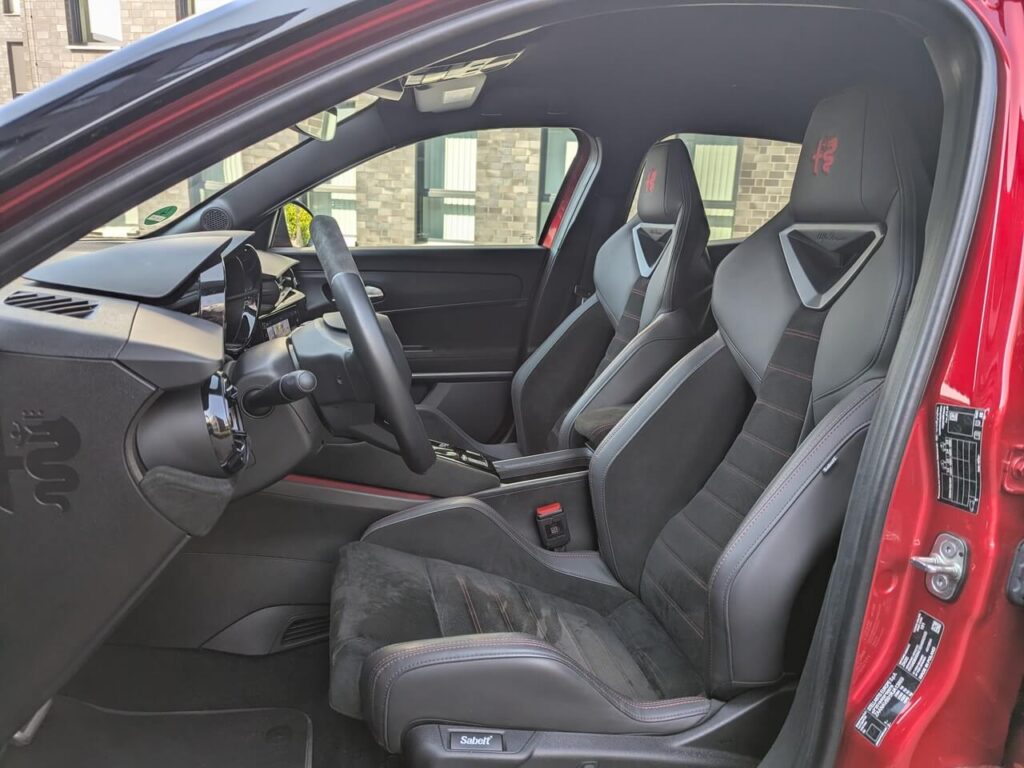 Must-Have im Junior Veloce: Schmal geschnittene Sabelt-Sportsitze "Nero Rosso" mit gutem Seitenhalt verfügen über Sitzheizung und sind Bestandteil des Sport-Paket für 2500 Euro Aufpreis.