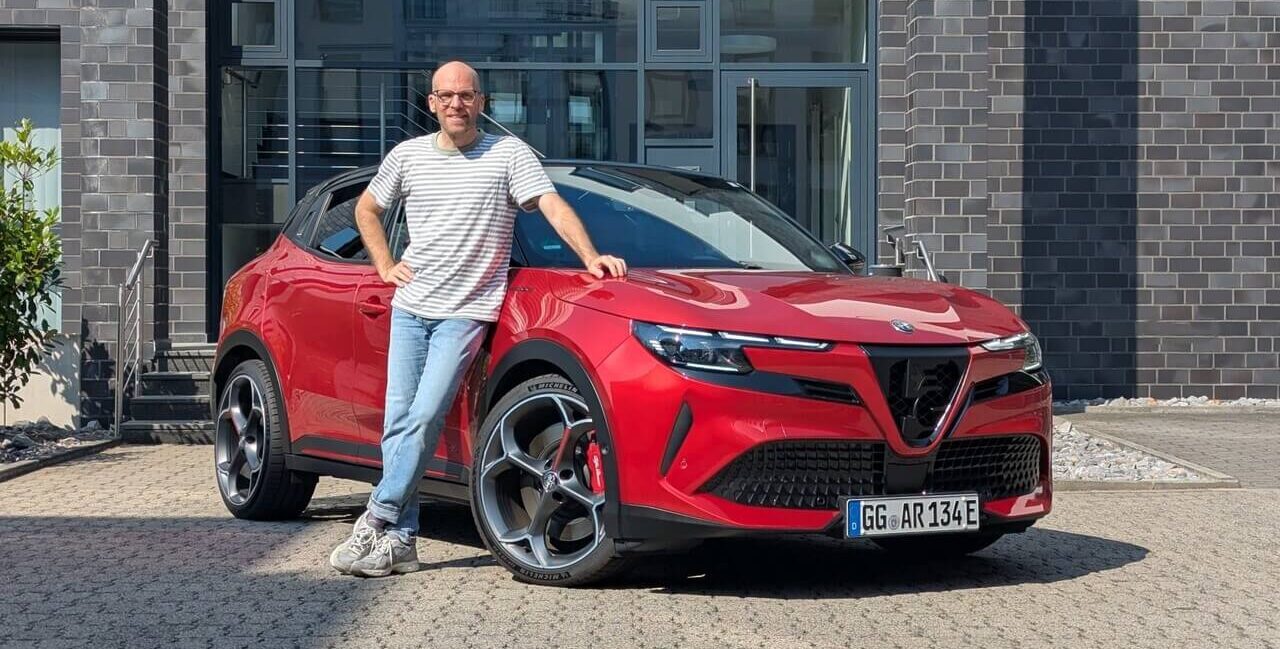Alfa Romeo Junior Elettrica 280 Veloce (2026) im Test: Sportliches Performance-Modell mit Elektroantrieb im Fahrbericht von Daniel Przygoda.