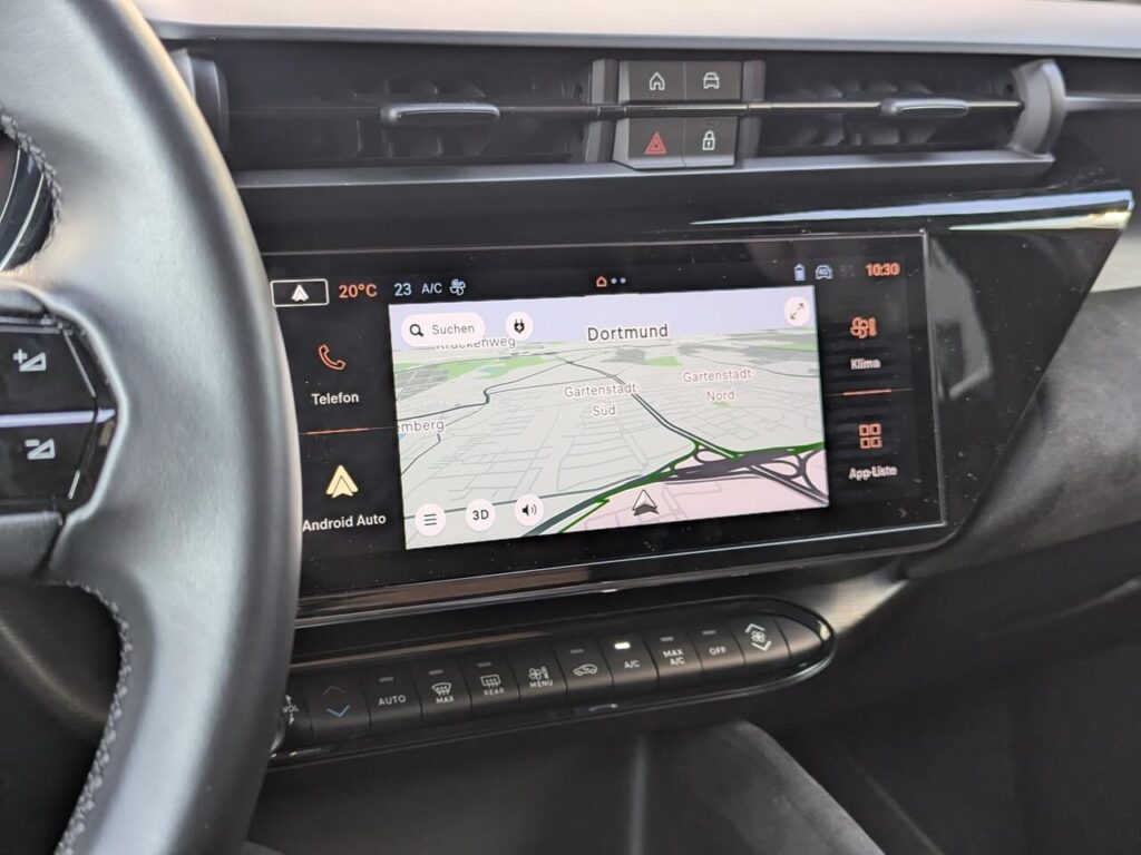 10,1 Zoll Touchscreen mit integriertem Navigationssystem "Alfa Connect". Darunter befinden sich physische Tasten zur Klima- und Lautstärken-Steuerung.