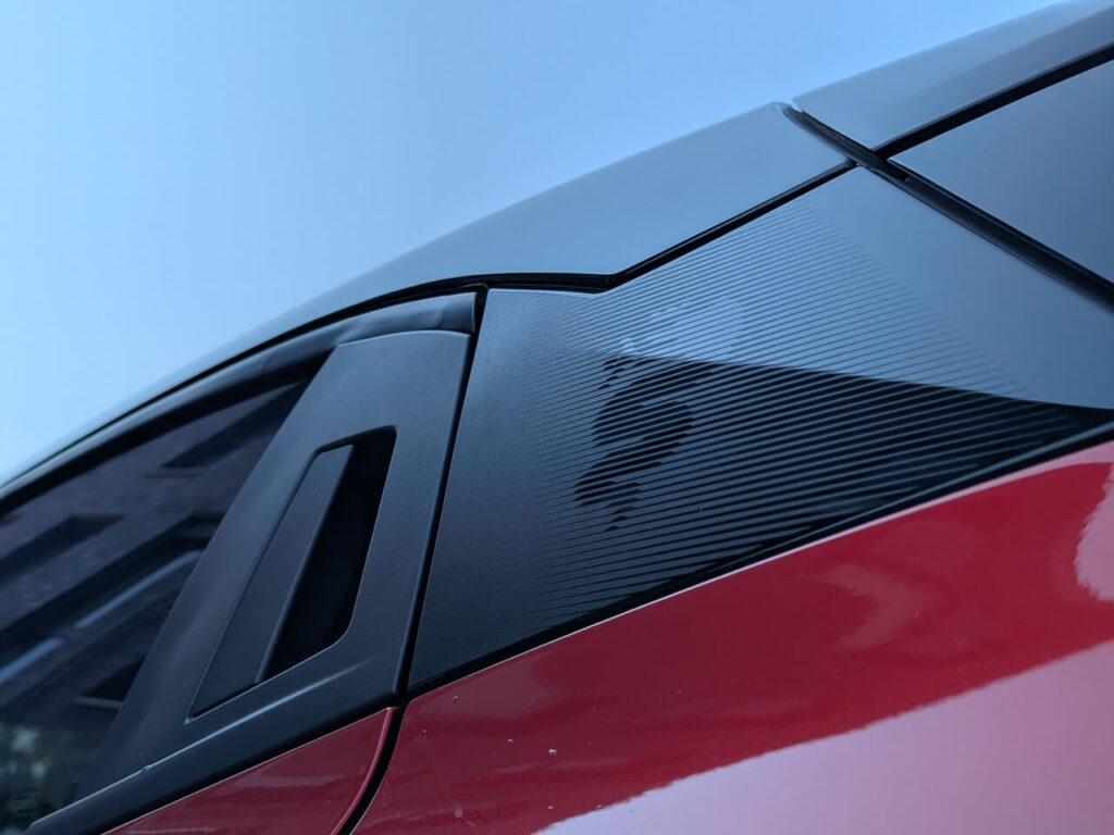Schöne Design-Details: C-Säule mit Biscione-Logo, daneben Türgriffe der hinteren Türen sind in die Fensterrahmen integriert.