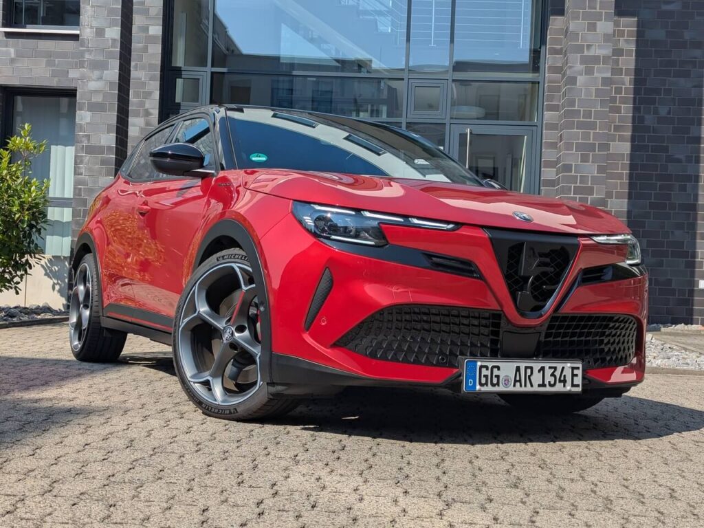 Der Alfa Romeo Junior Veloce verfügt über 280 PS, Frontanatrieb mit mechanischem Torsen-Sperrdifferential.