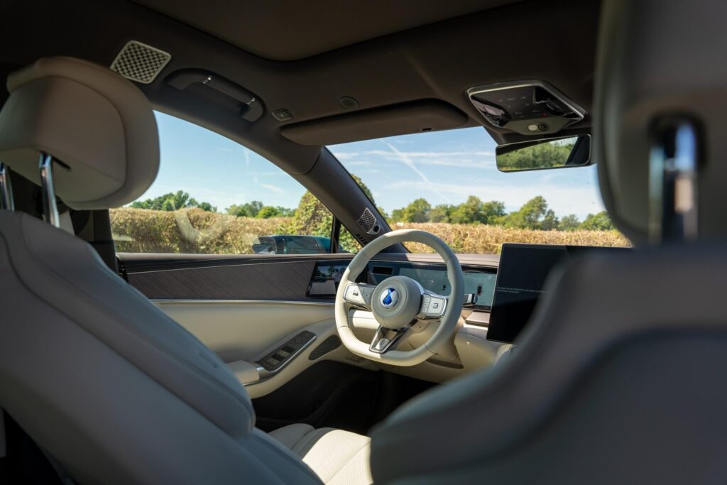 Cleanes, schickes und stylisches Interieur des Denza Z9GT mit hellen Farben, Holz und weiteren hochwertigen Materialien.