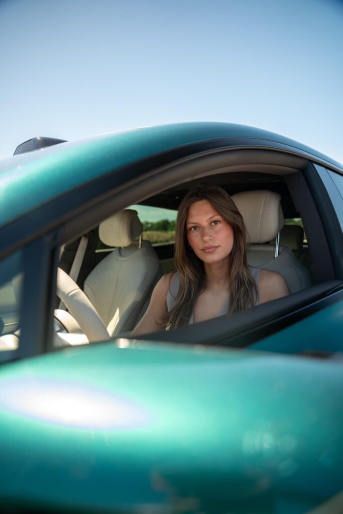 Auto Content Creator Giolina Marie von giolinalovescars aus Hamburg testet Shooting-Brake von BYD. Meinung zum Denza Z9GT ist im Fahrbericht zu finden.