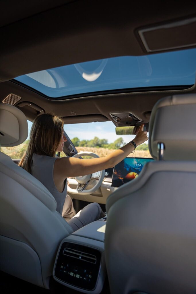Giolina Autoinfluencerin aus Hamburg zeigt das Interieur des Z9GTs