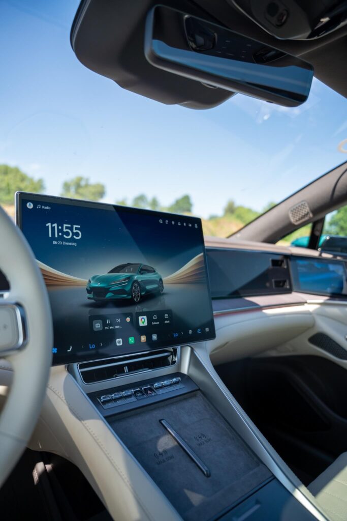 17,3 Zoll großer Touchscreen der zentral im Cockpit des Denza Z9GT liegt