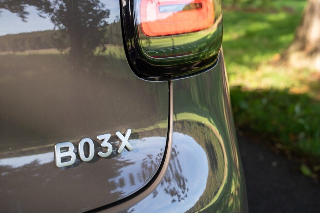 Modellbezeichnung "B03X" auf der Heckklappe.