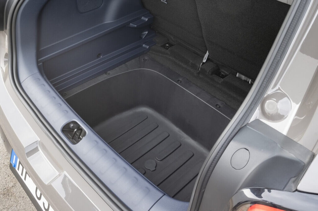 GigaBox im Leapmotor B03X mit 105 Liter Fassungsvermögen. Das Staufach lässt sich leicht reinigen und verfügt über einen Wasserablauf am Boden.