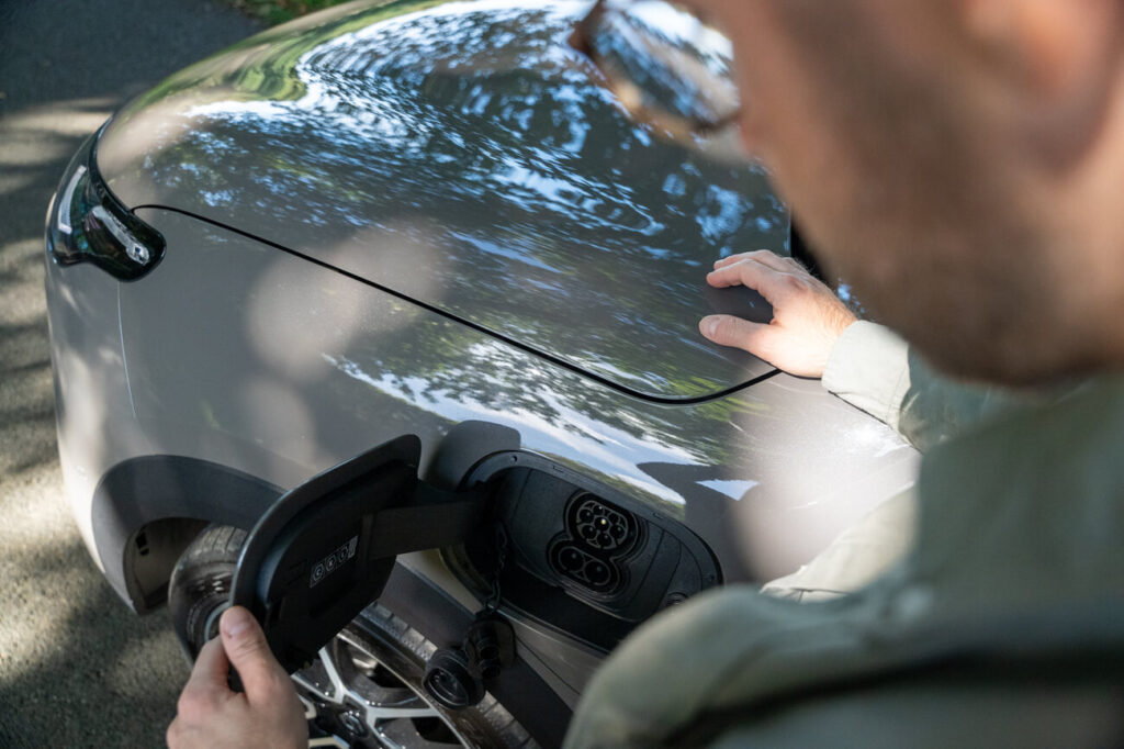 Der Ladeanschluss beim Leapmotor B03X befindet sich am vorderen Kotflügel auf der Fahrerseite. Die maximale Ladegeschwindigkeit bei der großen Batterie beträgt 133 kW. Eine Schnellladung (DC, 10–80 %) dauert lediglich 21 Minuten.