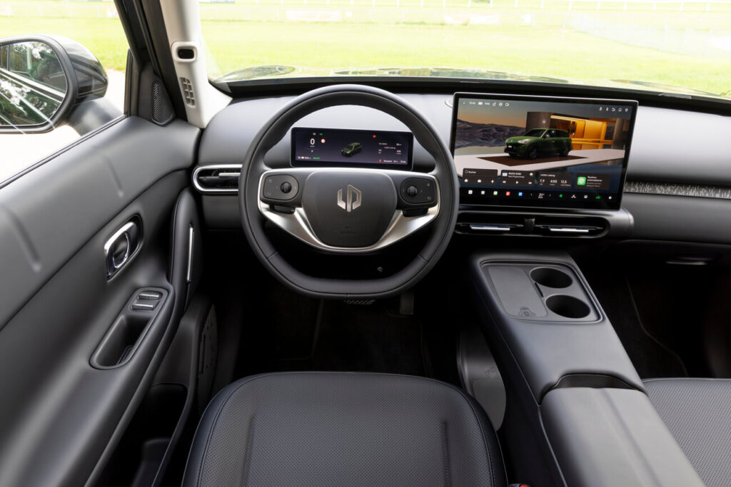 POV: Fahrerperspektive im Leapmotor B03 Leapmotor B03X Design Pro Max mit dunkler Kunstleder-Ausstattung.