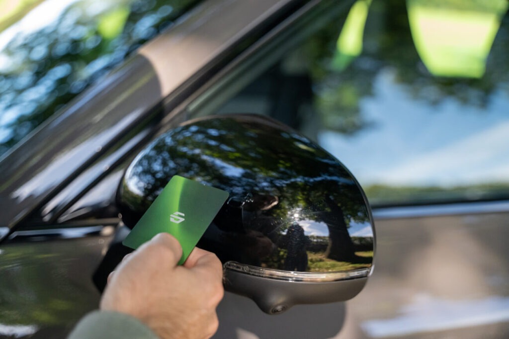 Nervig: Zugang per NFC-Karte beim Leapmotor B03X. Zum Entriegeln muss die Karte vor den Außenspiegel an der Fahrerseite gehalten werden.