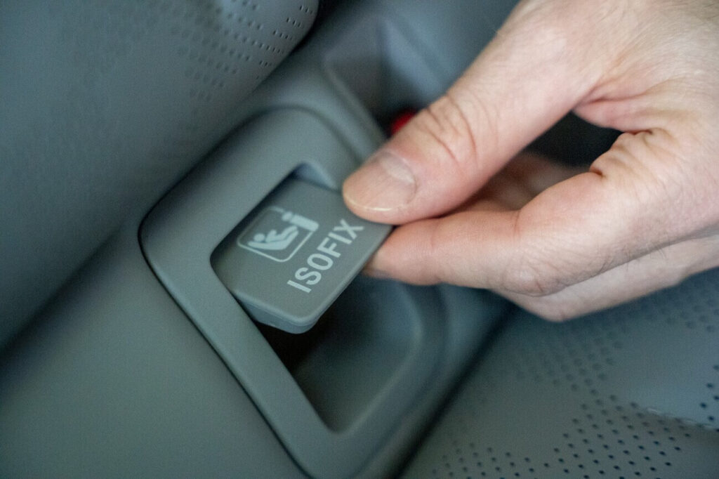 Isofix-Halter im Leapmotor B03X befinden sich hinter Kunststoffklappen.