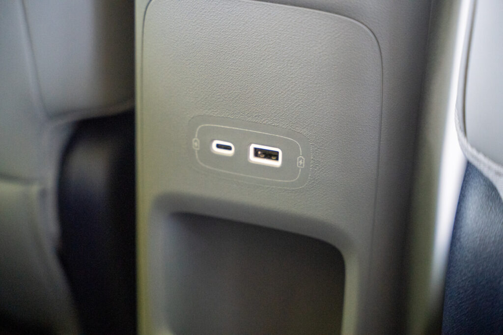 USB-Anschlüsse im Fond: Für die Rücksitze gibt es 1x USB-C und 1x USB-Typ A.