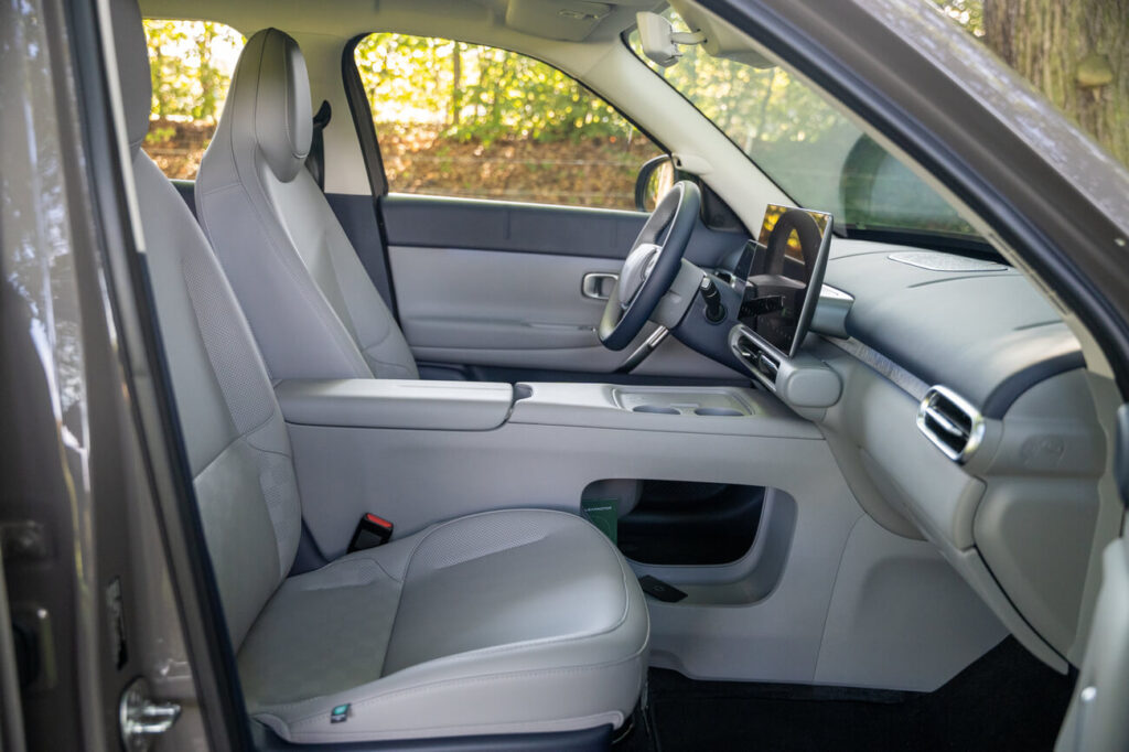 Leapmotor B03X Design Pro Max mit hellen Kunstledersitzen "Oat Gray".