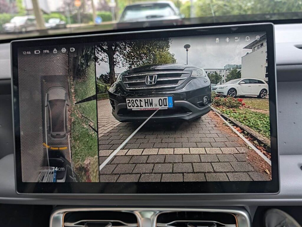 Leapmotor B10 mit 360-Grad-Kamera serienmäßig: Hochauflösendes Bild bei der Rückfahrkamera mit zentimetergenauer Distanzmessung.
