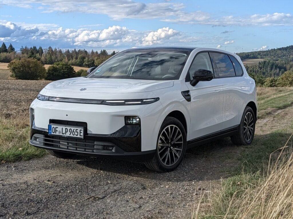 Leapmotor B10 Hybrid EV in der Lackierung "Light White" (0AG).