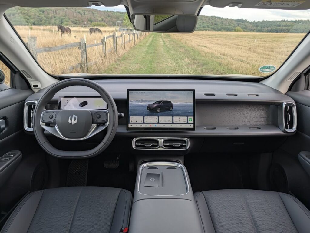Leapmotor B10 Design "Shadow Grey" (dunkles Interieur) dunkelgraue Kunstleder-Ausstattung.