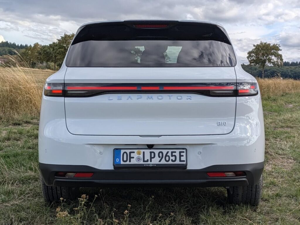 Heckansicht beim Leapmotor B10: Durchgezogene LED-Rückleuchten wie beim Porsche Macan.