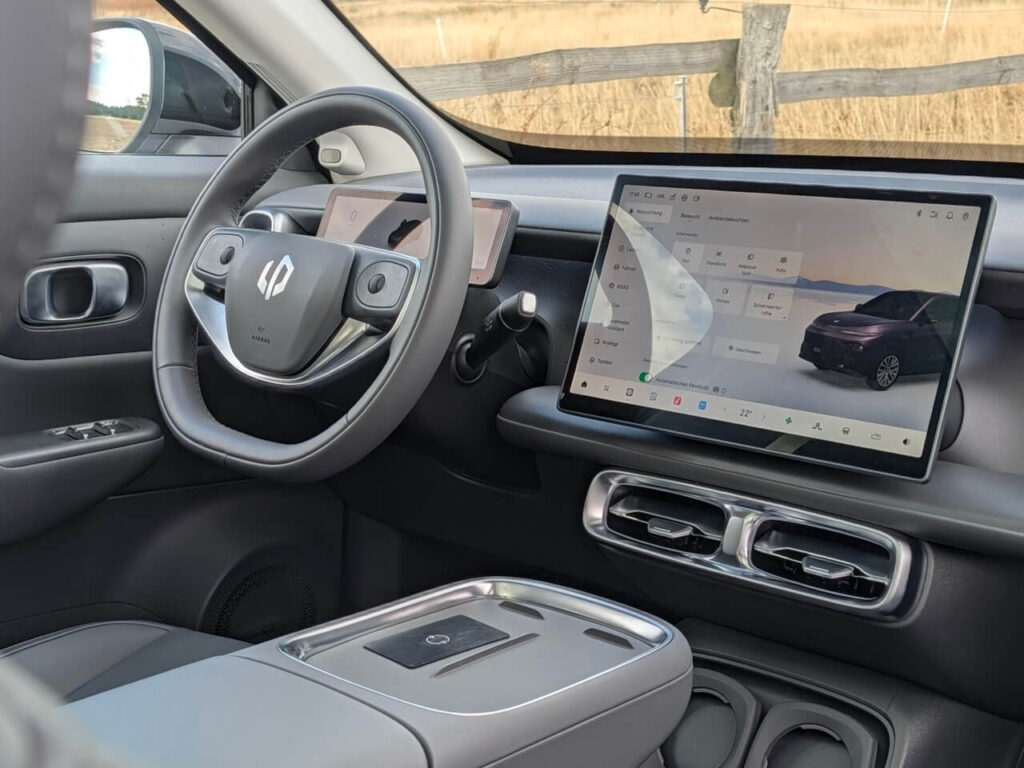 Fahrzeuginnenraum (Kunstleder Dunkelgrau) beim Leapmotor B10 Design mit 14,6 Zoll Touchscreen.