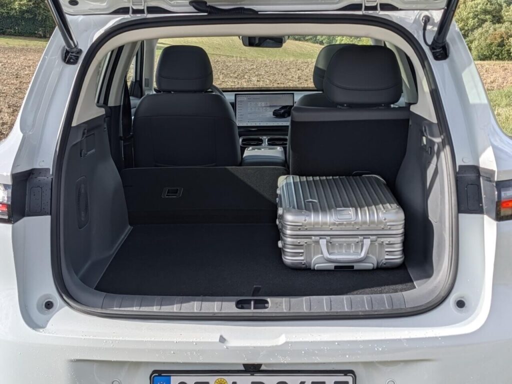 Kofferraum beim Leapmotor B10 Hybrid EV mit einem Fassungsvermögen von 420 bis 1300 Liter. Die Rücksitzbank hat ein Teilungsverhältnis von 60:40 mit ebener Ladefläche.