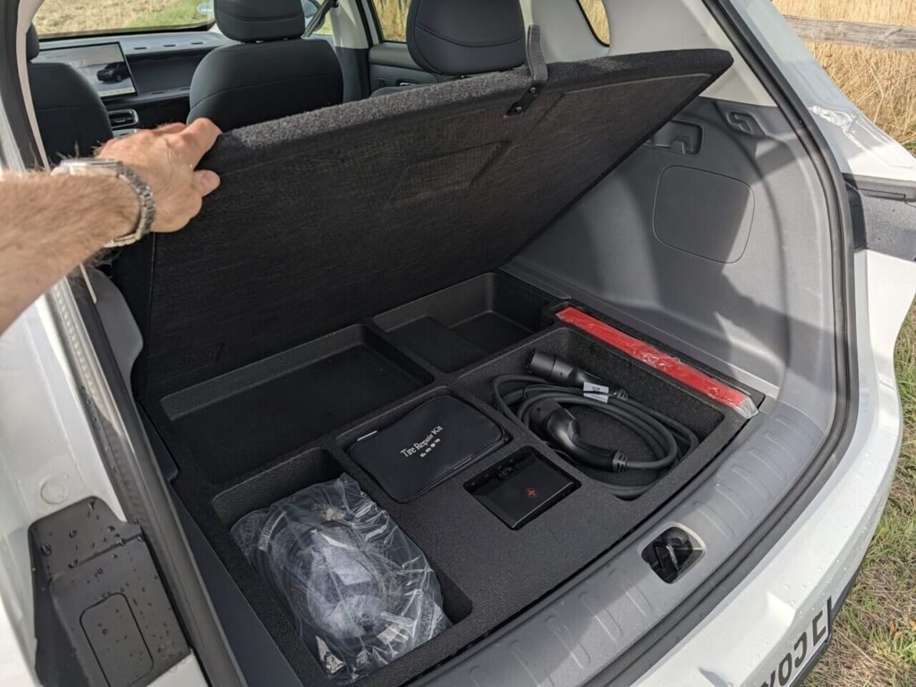 Organizer-System unter dem Gepäckraumboden im Kofferraum: Platz für Ladekabel, Tire-Repair-Kit, Erste-Hilfe-Kasten und Warndreieck.