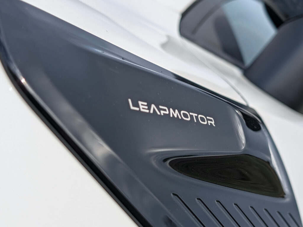 Leapmotor-Emblem: Schriftzug auf dem vorderen Kotflügel.