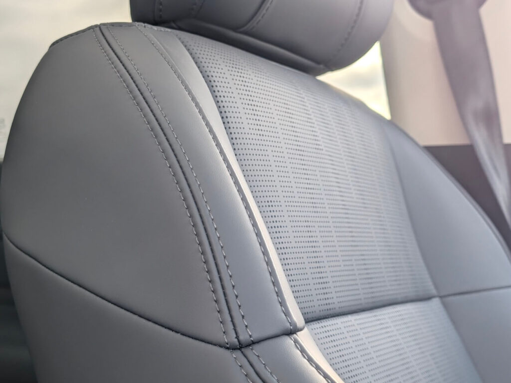 Oekotex-zertifizierte Silikonledersitze in "Shadow Grey" beim Leapmotor B10 Design.