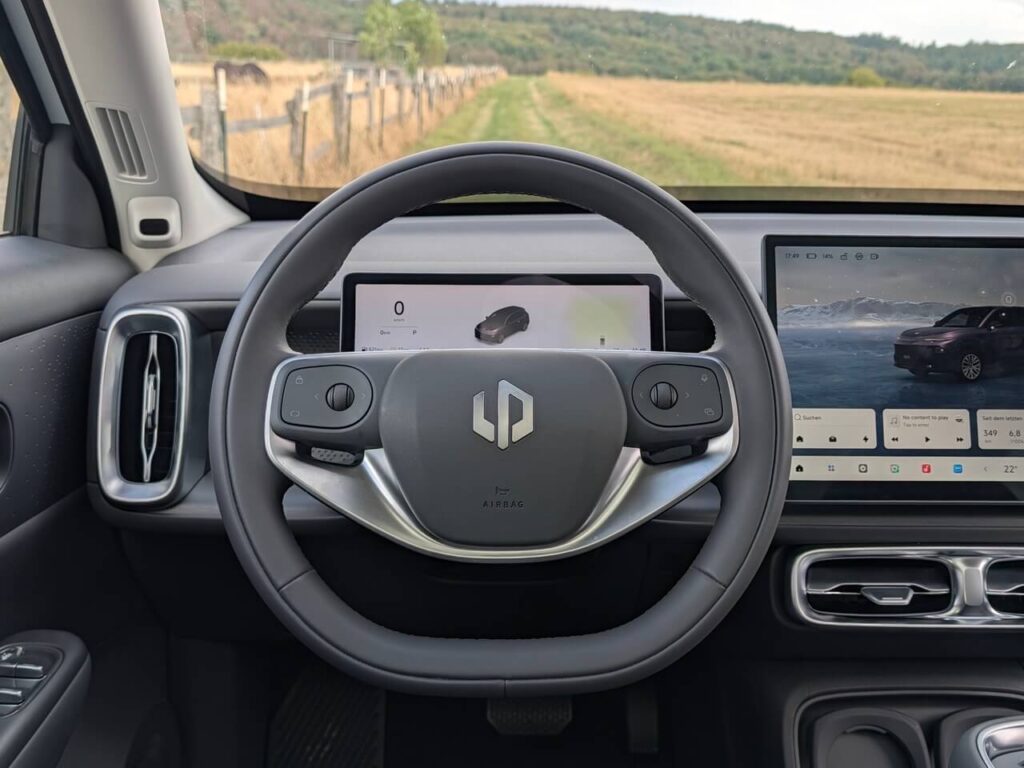 Fahrerperspektive beim Leapmotor B10: Multifunktions-Kunstlederlenkrad und 8,8 Zoll Digitaltacho.