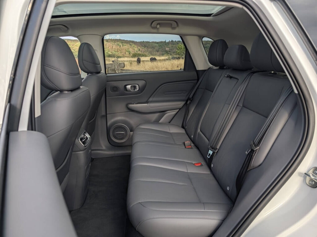 Rücksitze im Leapmotor B10 Hybrid EV mit dunklen Kunstledersitzen (Shadow Grey).