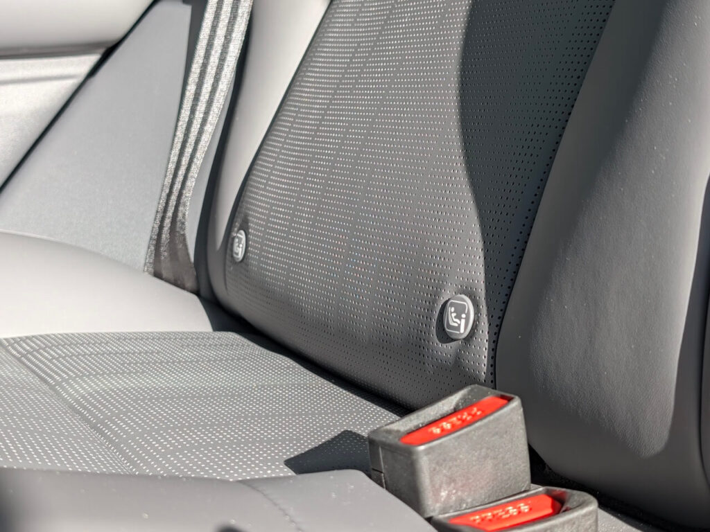 Isofix-Halterung für Kindersitze auf der Rücksitzbank beim Leapmotor B10.