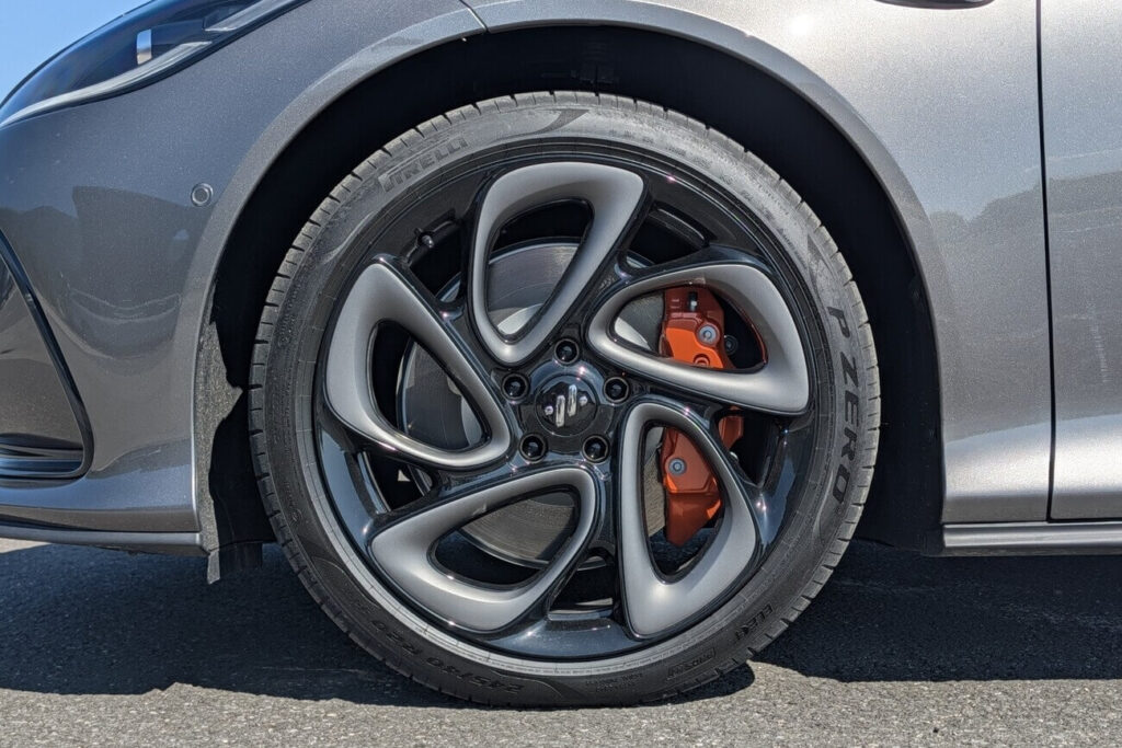 20 Zoll Felgen und Continental-Bremsen mit farbigen Bremssätteln.