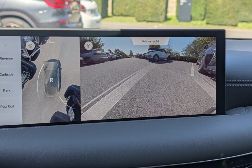 360-Grad-Kamerasystem serienmäßig. Das hochauflösende Kamerabild wird auf dem Infotainmentdisplay angezeigt.