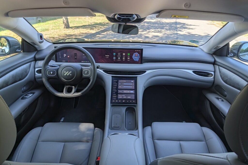 MG IM5 - Armaturenbrett mit großem Touchscreen und cleanem Interieur.