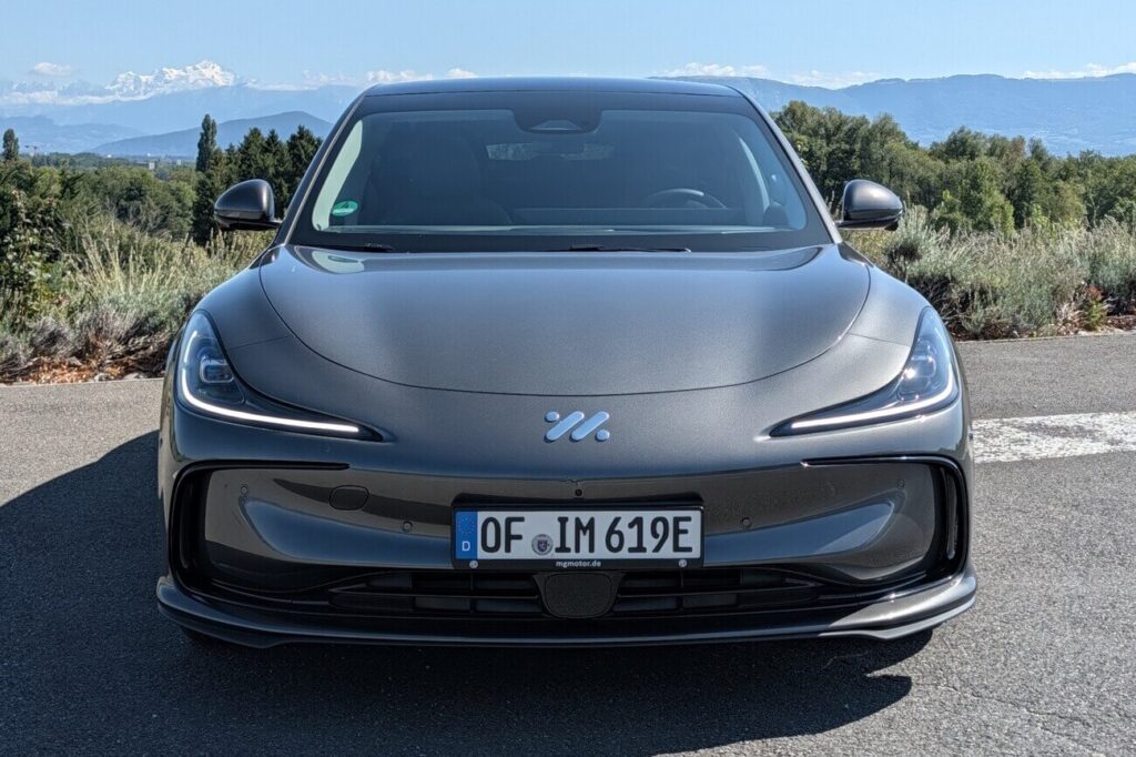 Frontansicht mit L-förmigen LED-Scheinwerfern: Das Lichtdesign vorne beim MG IM5 hat Ähnlichkeiten mit Tesla. Matrix-LED-Technik ist nicht verfügbar.