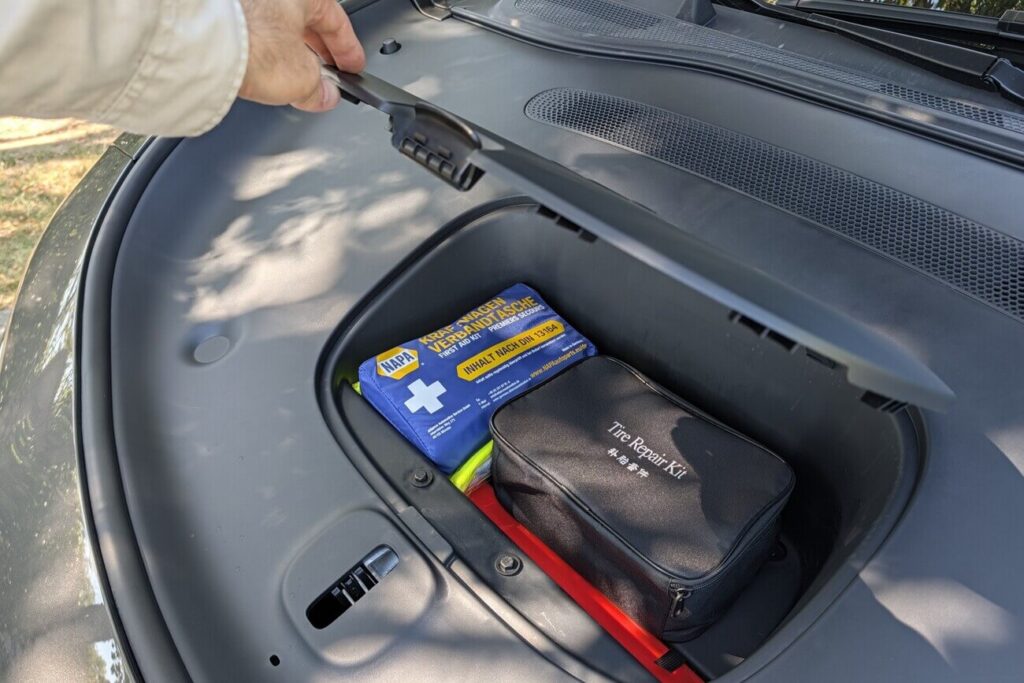 Zusätzlicher Stauraum unter der Fronthaube: Der Frunk im MG IM5 ist 18 Liter groß und bietet Platz für Ladekabel, Erste-Hilfe-Set, Tire-Repair-Kit und Warndreieck.