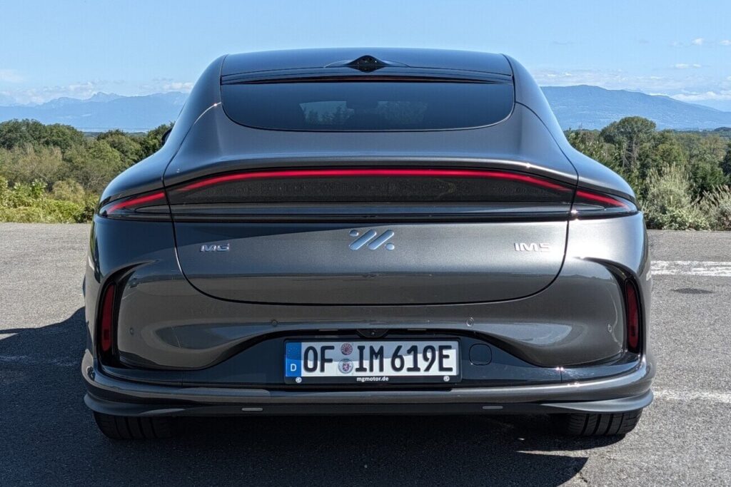 MG IM5 - Heckansicht mit LED-Lichtband im Aston-Martin-Design.