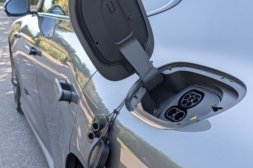 Gleichstrom-Laden ist mit bis zu 396 kW. Eine Schnellladung von 10 auf 80 Prozent ist in 17 Minuten möglich.