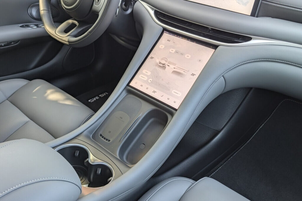 Geräumige Mittelkonsole mit 50 Watt Smartphone-Ladestation (kabellos, Qi).