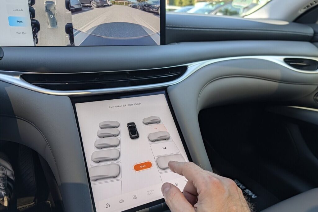 Automatisiertes Parken über One-Touch-iAD-System: Am 10,5-Zoll-Zentral-Touchscreen kann ein freier Parkplatz gewählt werden.