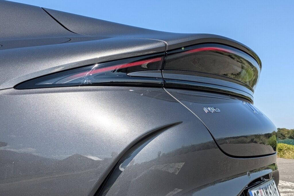 MG IM5 mit coupéhafter Fastback-Silhouette: Rückleuchten mit modernem schmalen LED-Lichtband im Aston-Martin-Design.