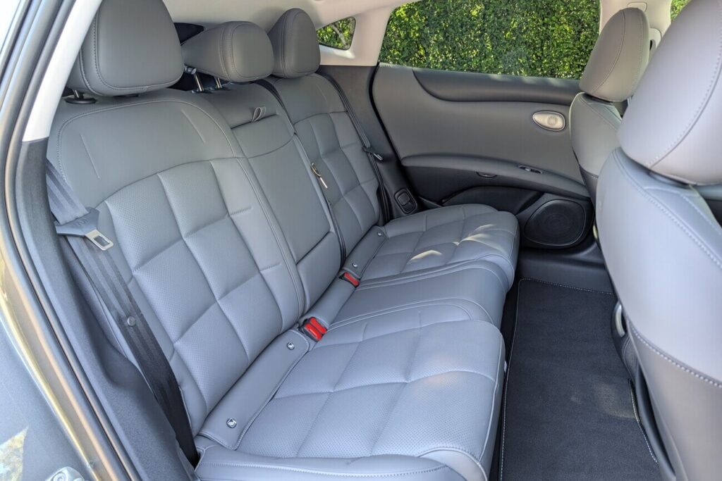 Rücksitzbank mit Platz für bis zu 3 Personen: Der Mittelplatz lässt sich sehr gut nutzen, da der Boden eben ist. An den äußeren beiden Plätzen gibt es Isofix-Halter für Kindersitze.