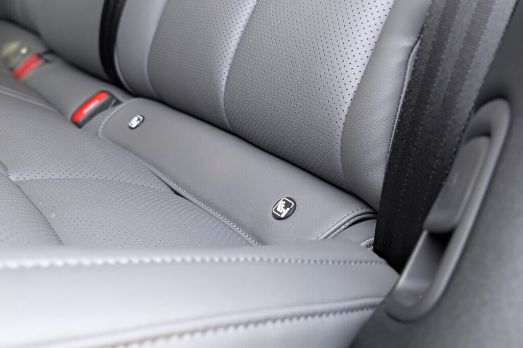 Die Isofix-Halterungen auf den äußeren beiden Plätzen der Rücksitzbank befinden sich unter Stoffklappen.