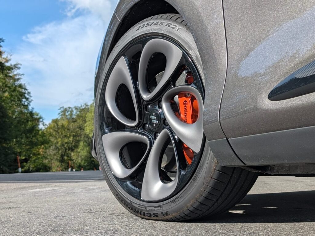 MG IM6 mit Drive Pack (+2.000 Euro) mit Luftfederung und 21 Zoll Leichtmetallräder mit Bereifung vorne 245/45 R21, hinten 265/40 R21