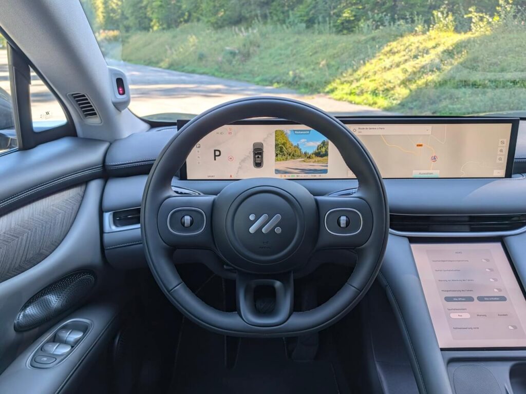 Fahrerperspektive im MG IM6: Digital-Cockpit mit durchgehendem Display und einblendbarem Kamerabild.