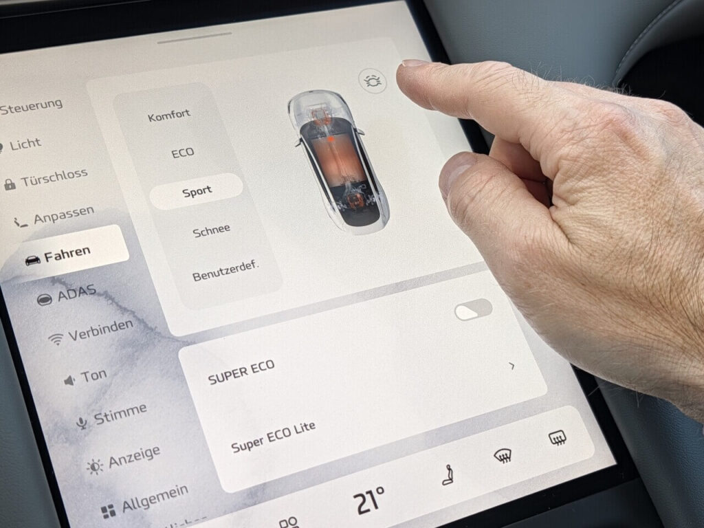 Fahrmodi und Crab-Mode lassen sich auf dem Touchscreen einstellen.